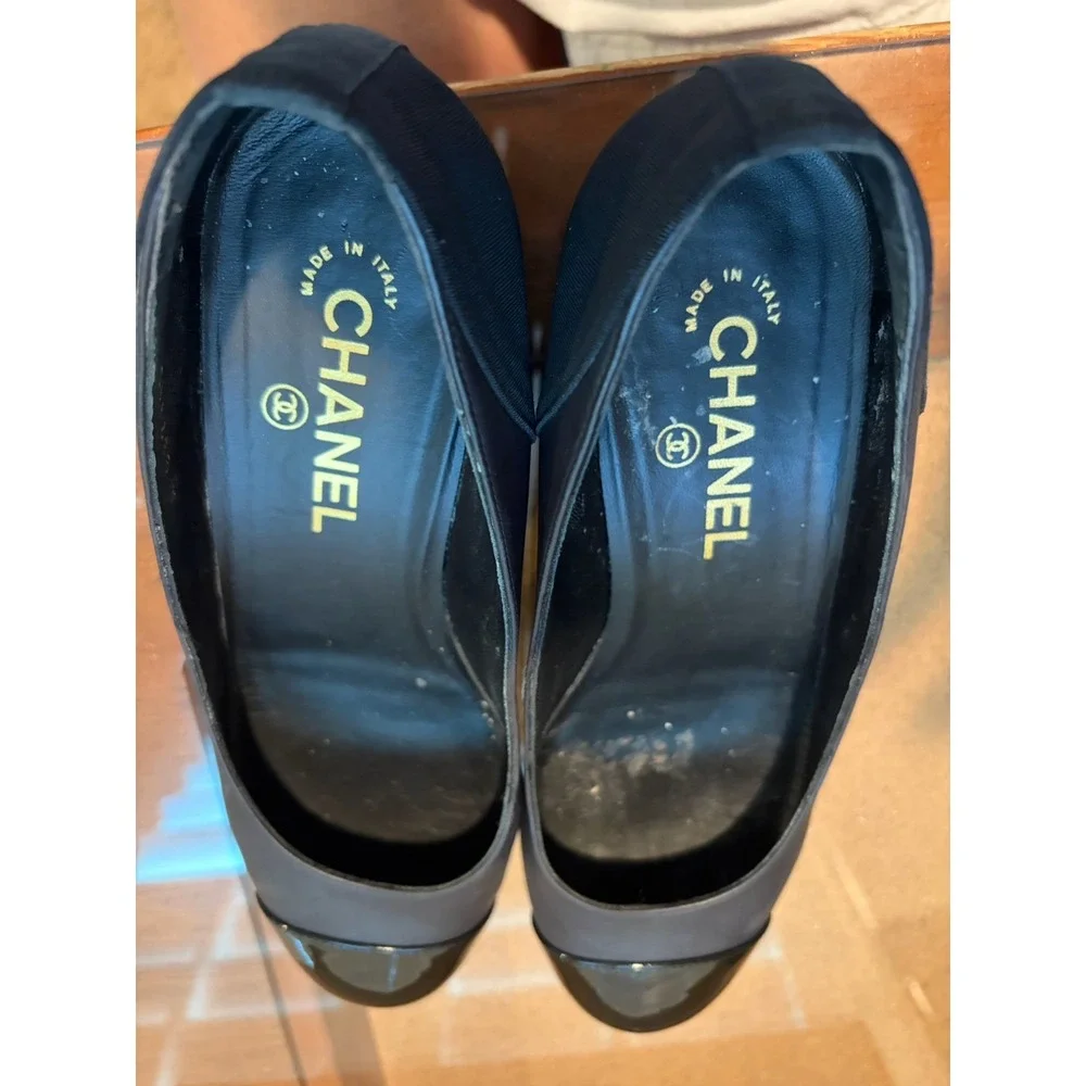 Chanel G32115 Black Leather Grosgrain Trim Patent Toe Chain Block Heel Pumps 38